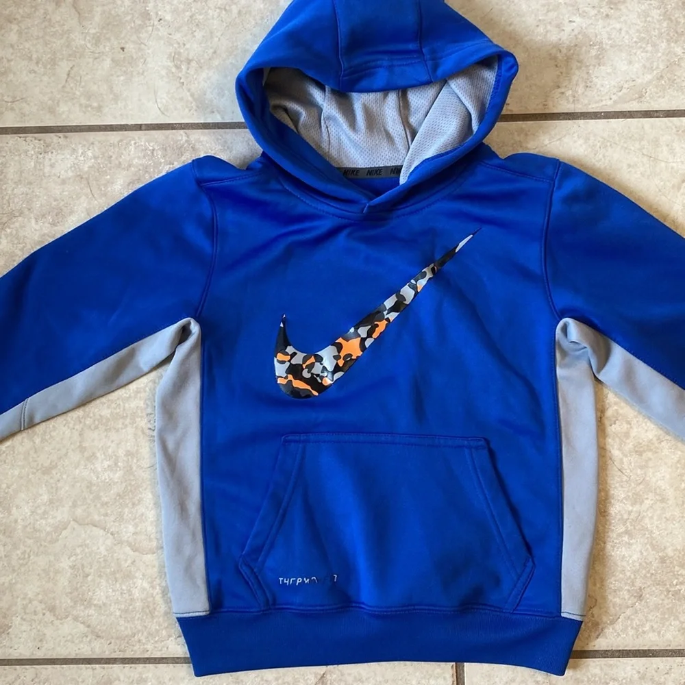 ⭐️ 3/$20 Boys- NIKE: Therma-Fit Blue and gray hoodie with front pocket- Sz 6